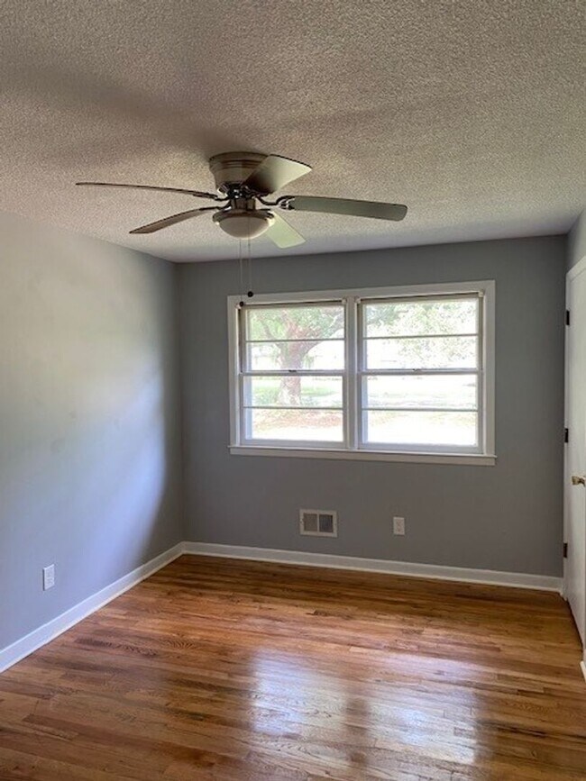Building Photo - Brick Ranch Home in Pine Valley