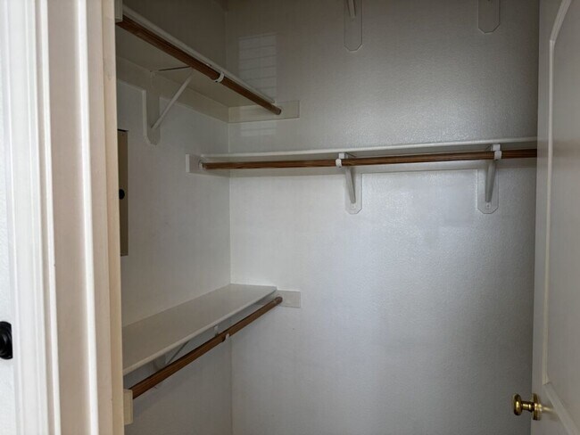 Building Photo - Beautiful and spacious 4 bedroom/ 2.5 bathroom home