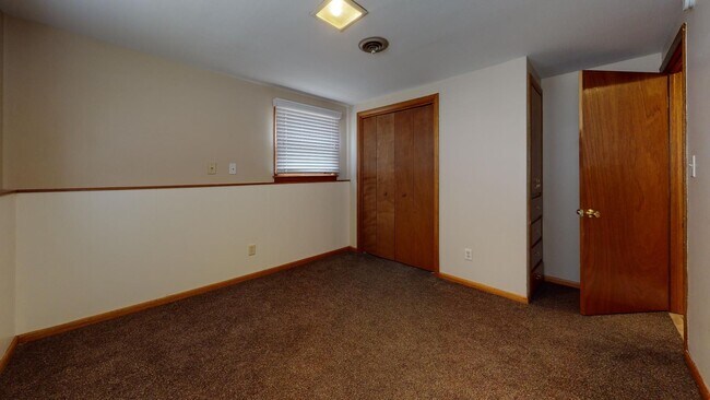 Building Photo - 4 Bedroom, 2 Bathroom Split Level Home
