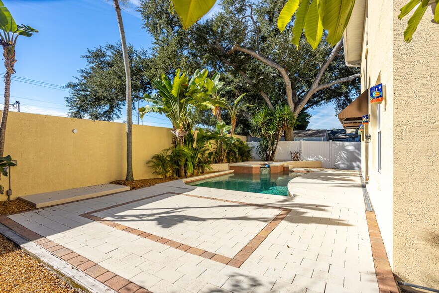 Building Photo - 3204 W Empedrado St