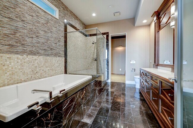 Building Photo - 2727 Kirby Dr