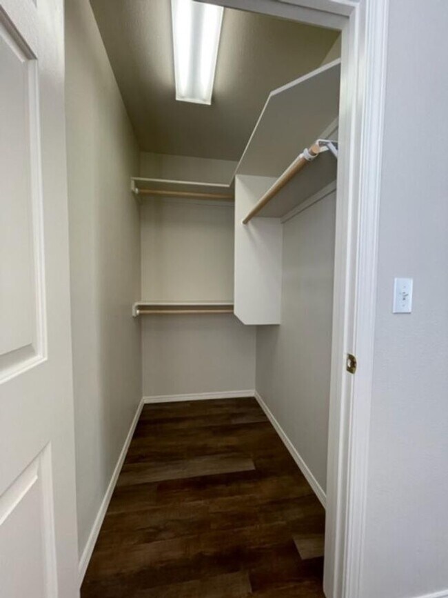 Building Photo - Centrally Located 2 Bedroom 2 Bathroom