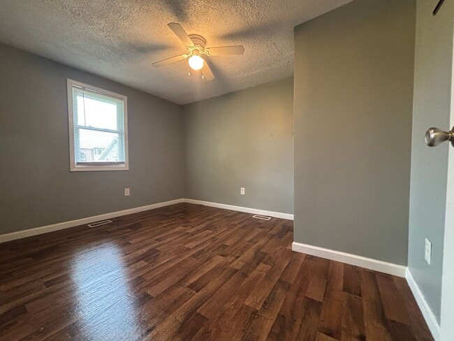 Building Photo - Adorable 2 Bedroom 1 Bathroom Home!!
