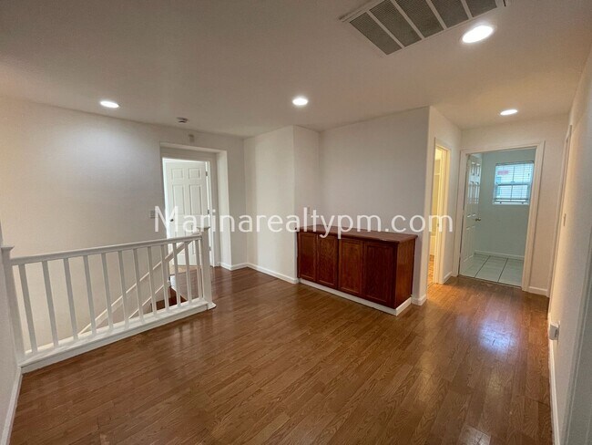 Building Photo - 5 Bedroom 2.5 Bath Two Story House