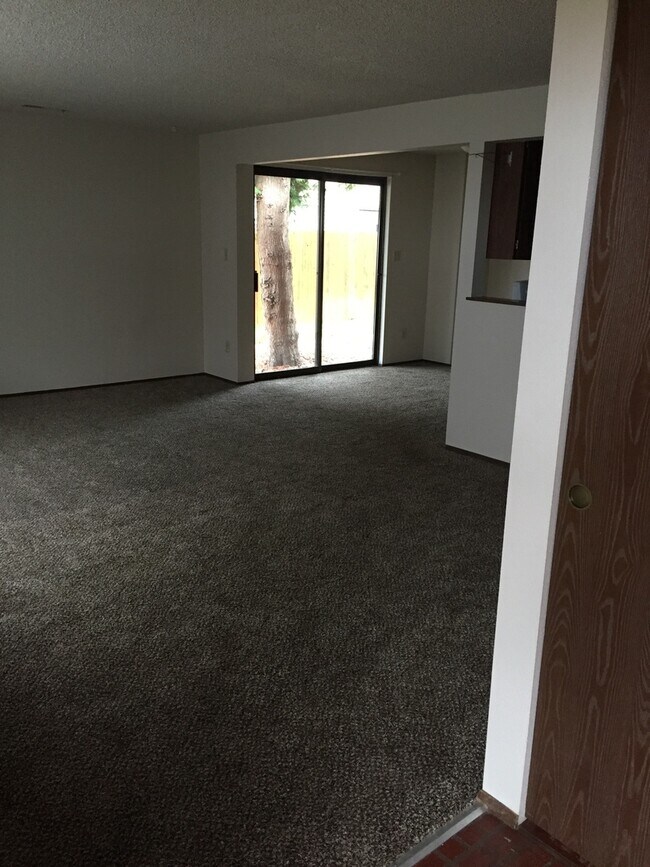 Building Photo - 1205 W Ivy Ave