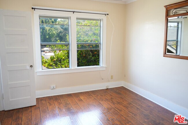 Building Photo - 1353 W 49th St