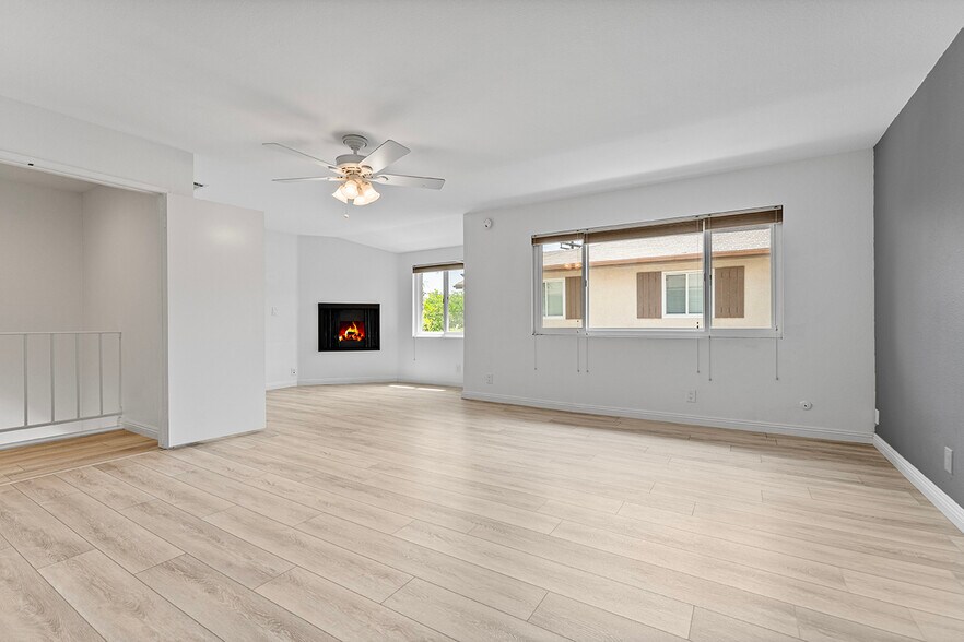 Building Photo - 10341 Canoga Ave