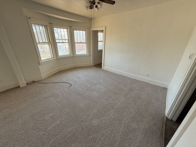 Building Photo - $900 - 2 Bed 1 Bath House