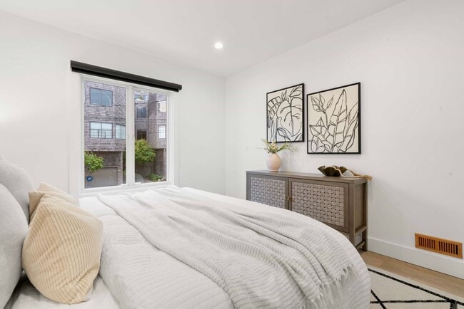 Building Photo - Updated and Modern 4 Bed + Office, 3.5 Bat...
