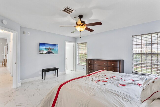 Building Photo - 812 NW 6th Ave