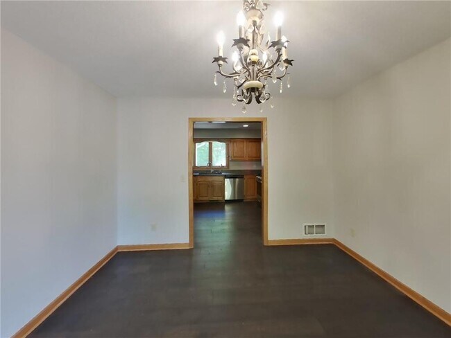 Building Photo - 5585 Rosewood Ln