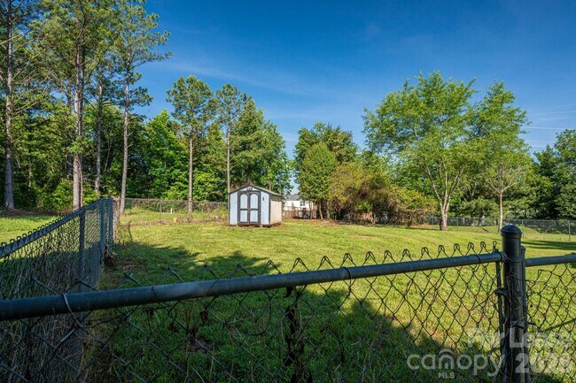 Building Photo - 412 Forest Dr