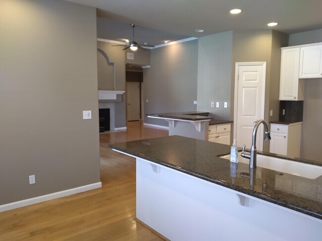 Building Photo - 553 W Fallbrook Ave