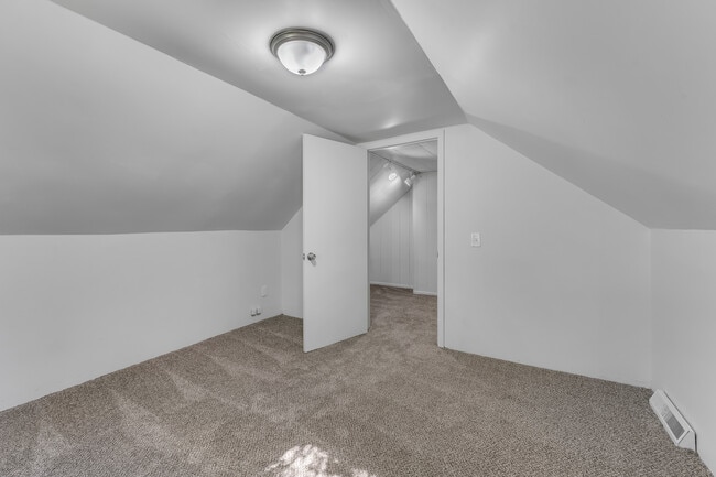 Building Photo - 610 Elm St