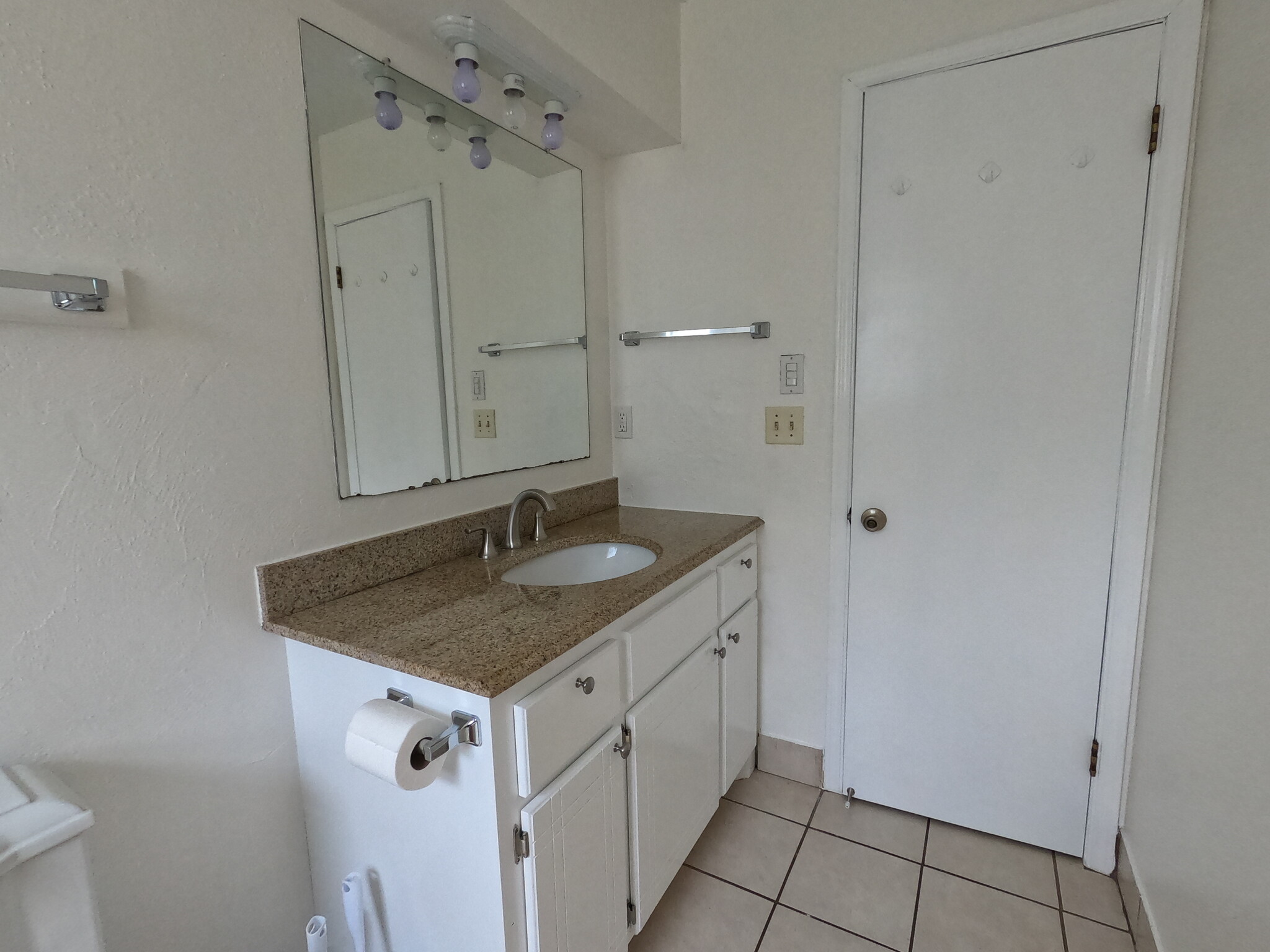 Hall bathroom view from tub/shower - 415 W Guthrie St