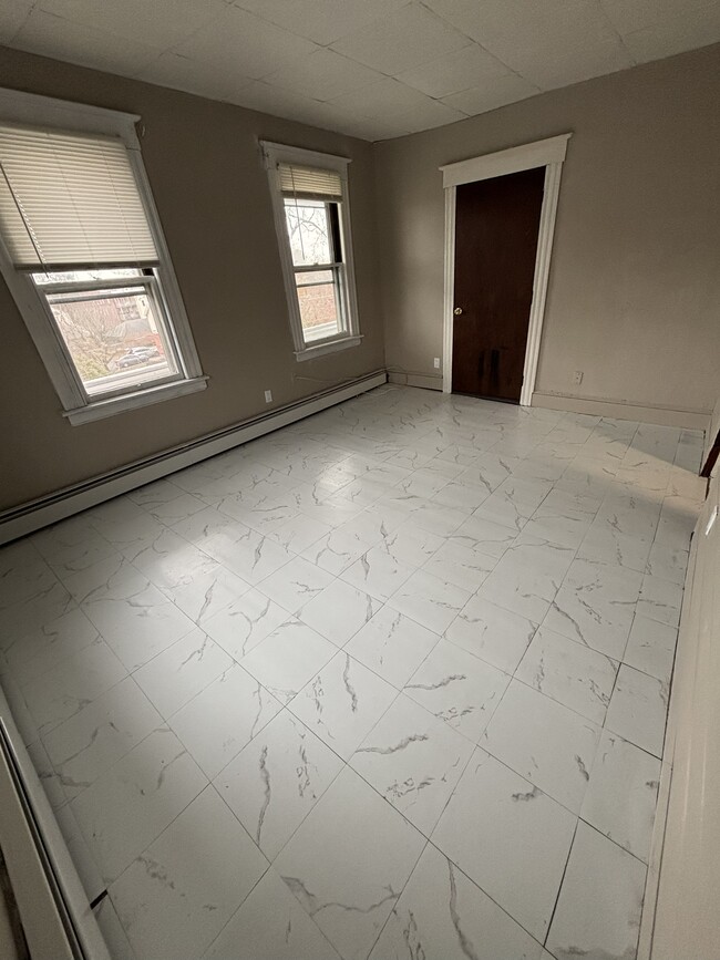 Building Photo - 154 Daly Ave