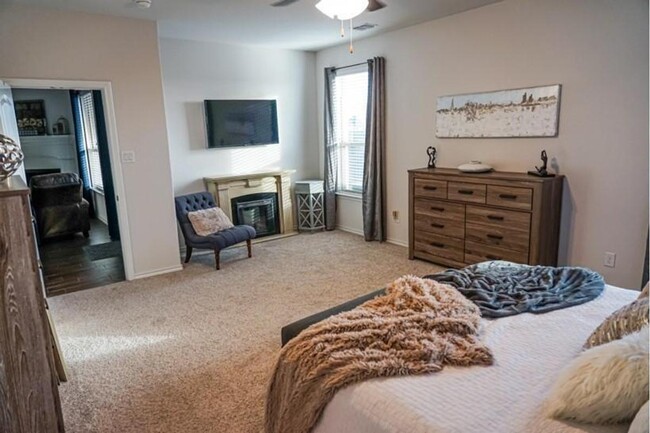 Master BedRoom - 1412 Canary Ln