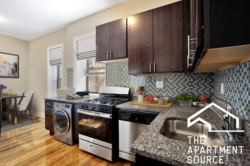 Building Photo - 634 W Oakdale Ave