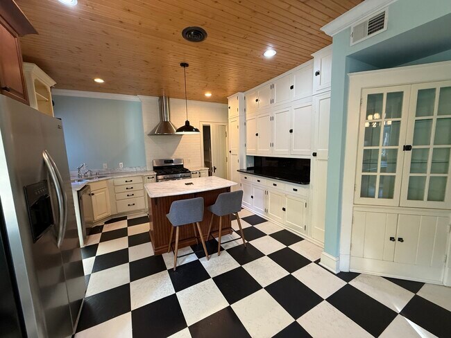 Building Photo - 100 Mcdowell Rd