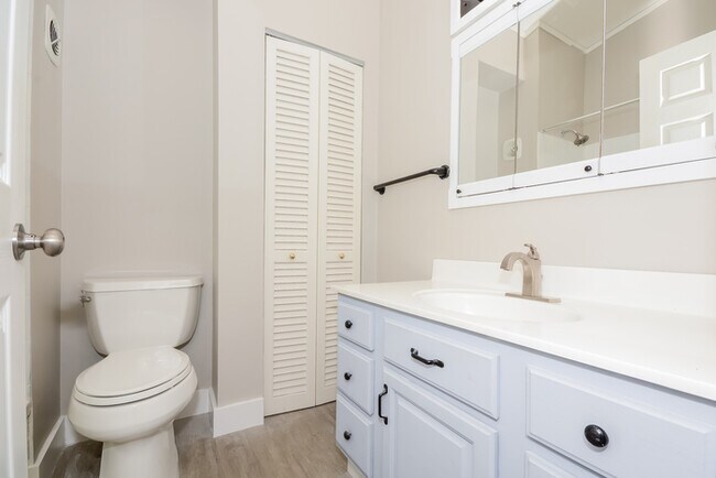 Building Photo - Charming 3 Bedroom in Cincinnati!