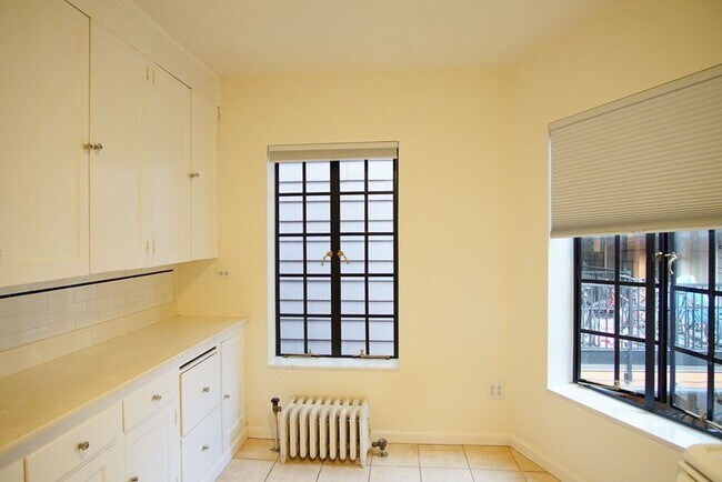 Building Photo - Paris on Mississippi! Fabulous 1Bdr Ready Soon!