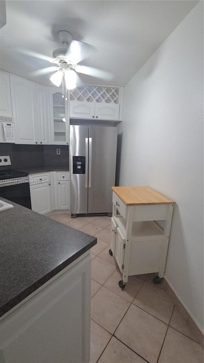 Building Photo - 9437 Fontainebleau Blvd
