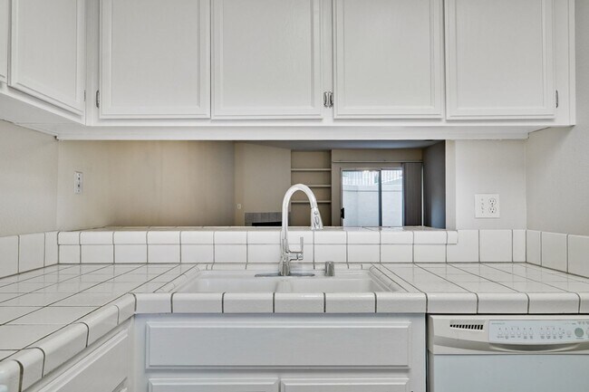 Building Photo - Cute One Bedroom Condo with Central AC and Heat.