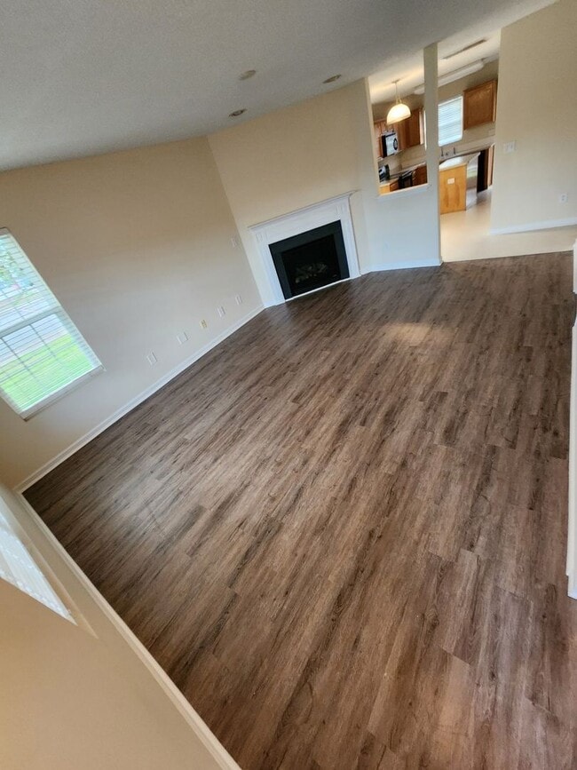 Building Photo - Four Bedroom Home!