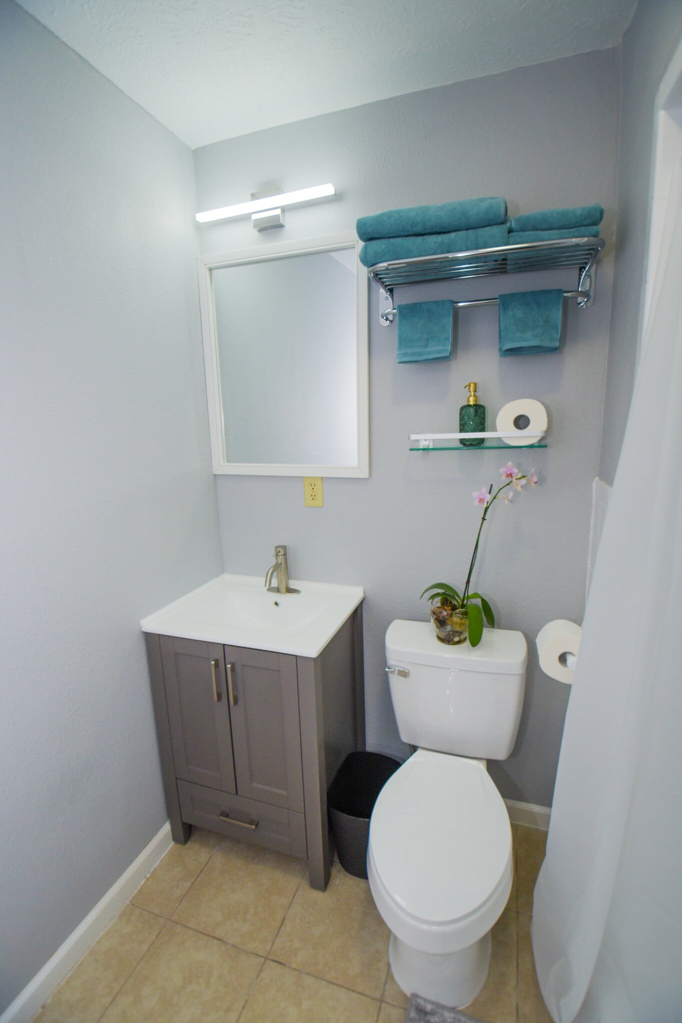 Master Bathroom with Shower - 913 Sumter St