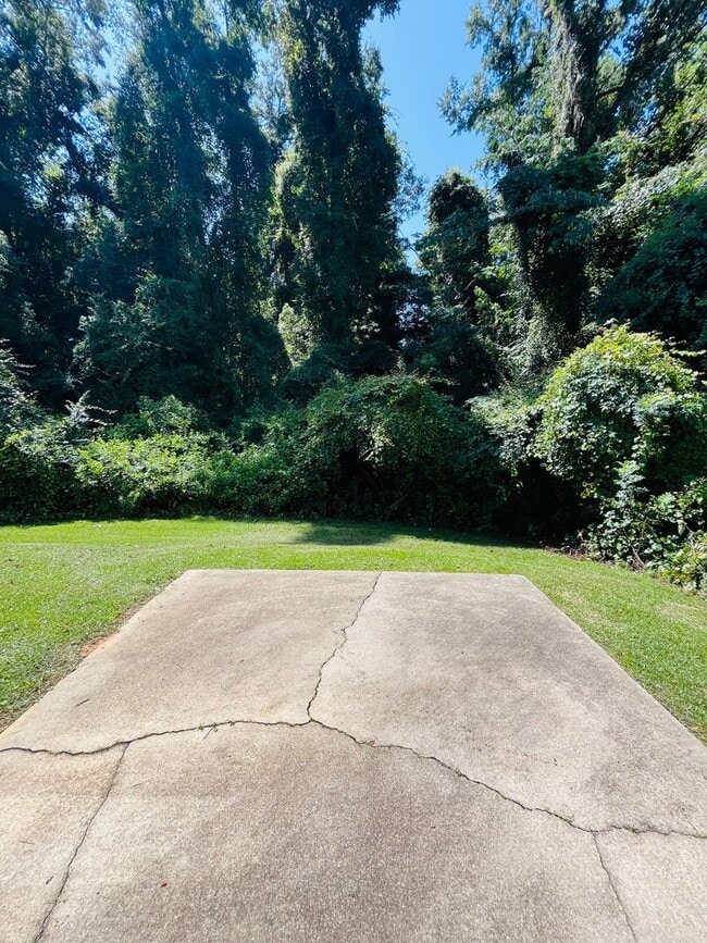 Building Photo - 3 BR/ 2 BA townhome located in Lakeshore E...