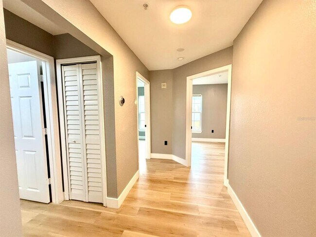 Building Photo - 5455 Vineland Rd