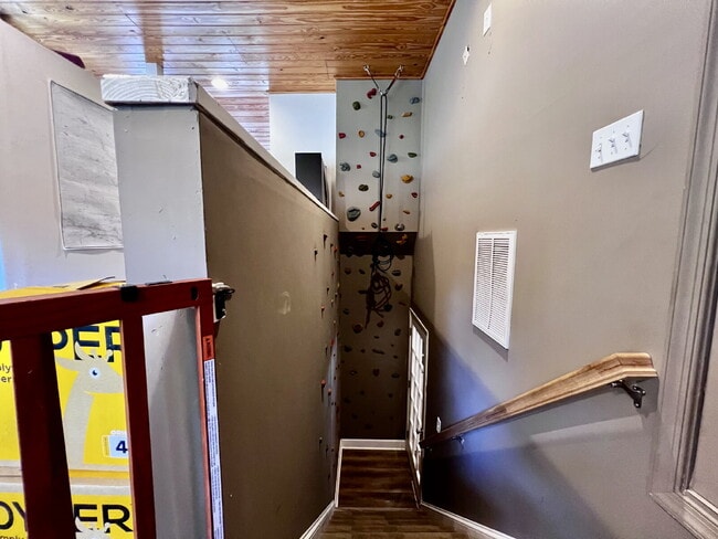 Building Photo - Love Where You Live in Lake Shores!