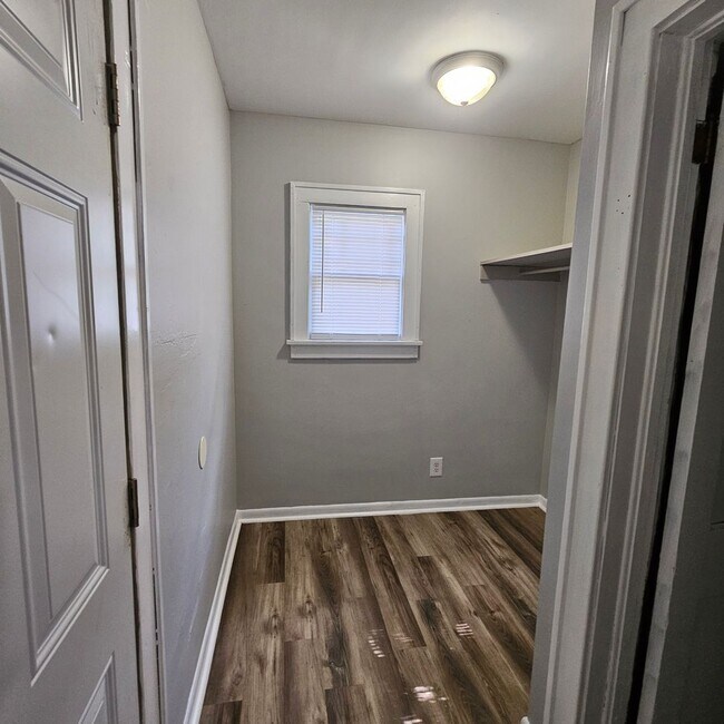 Building Photo - 1223 E 10th St