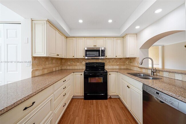 Building Photo - 1811 Sabal Palm Dr