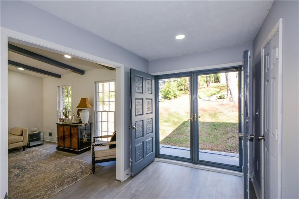 Building Photo - 643 Navarre Dr