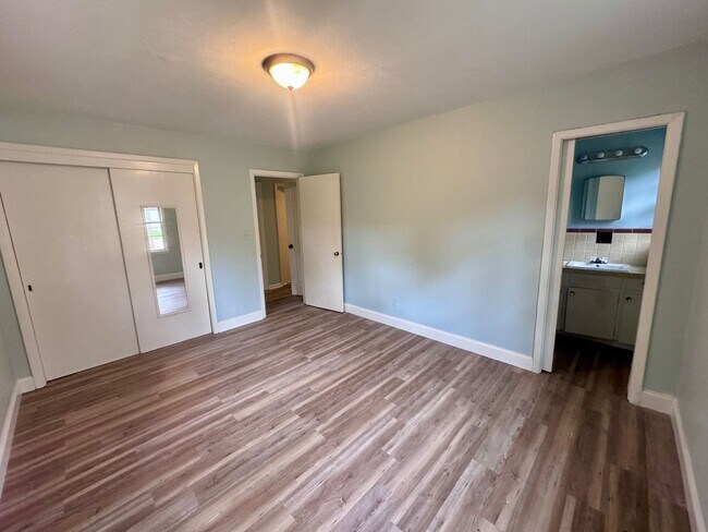 Building Photo - Charming 3 BR/2BA Home in Eastover District