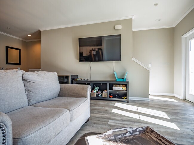 Building Photo - Rowandale