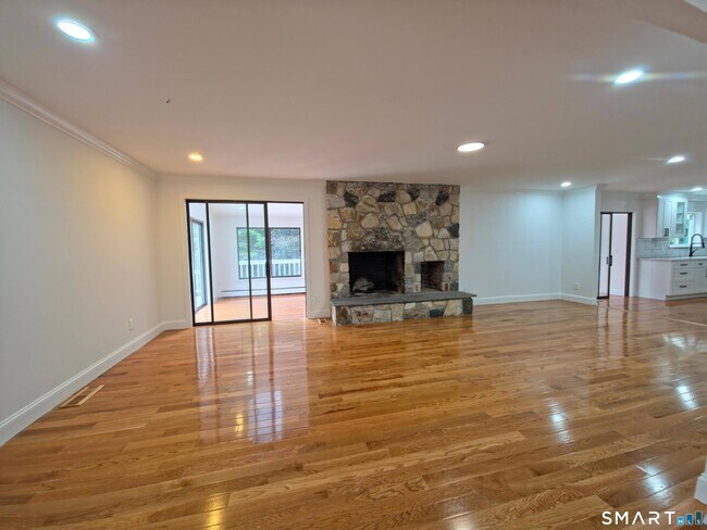Building Photo - 7 Glenview Dr