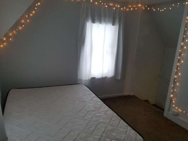 Building Photo - 118 Main St