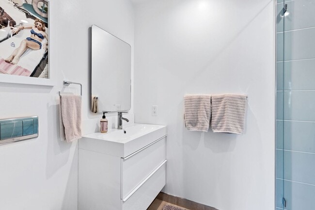 Building Photo - Stylish Condo in Desirable Alta Heights Neighborhood