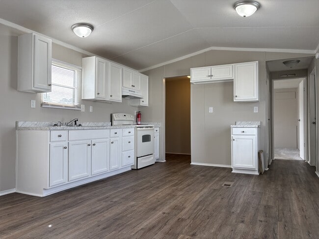 Building Photo - 605 Aster Bend