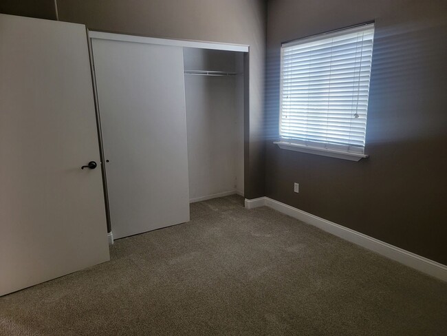 Building Photo - Adorable 2 bedroom 2 bath condo