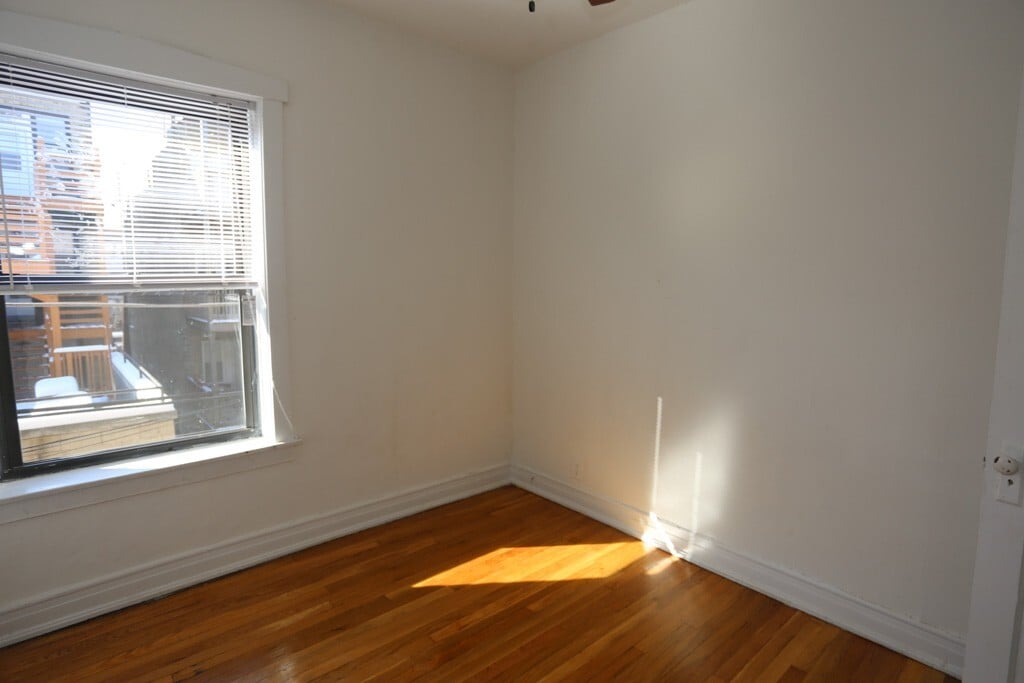 Building Photo - 913 W Sunnyside Ave