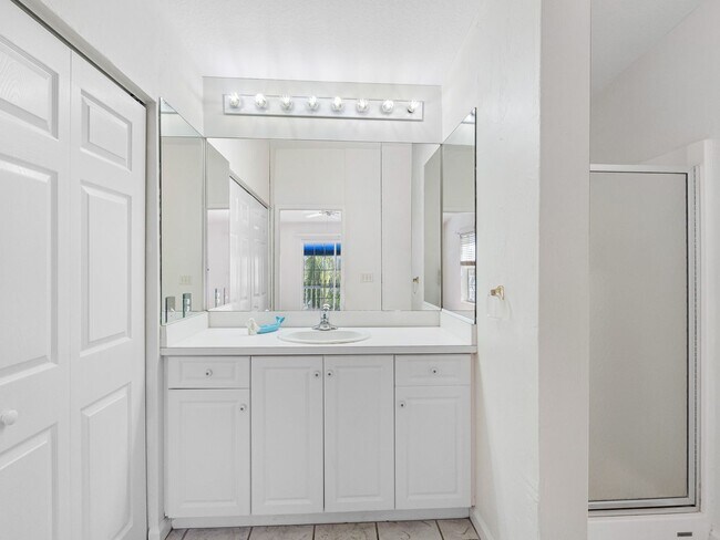 Building Photo - $500 OFF FIRST MONTHS RENT!