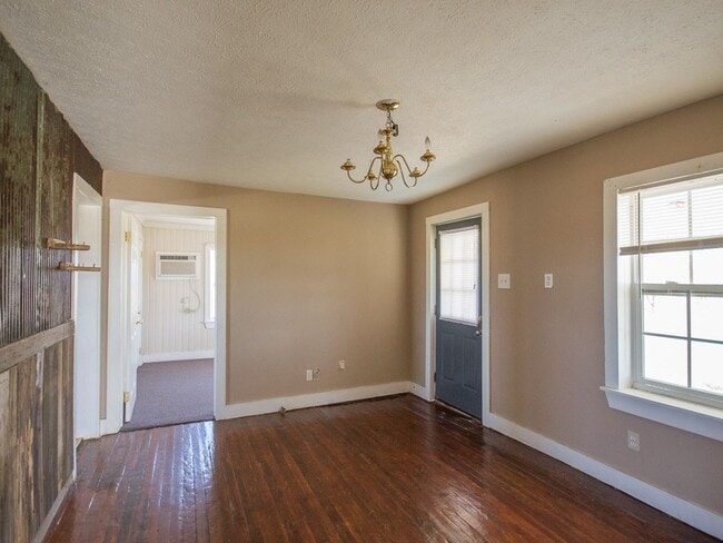 Building Photo - Country Setting Home