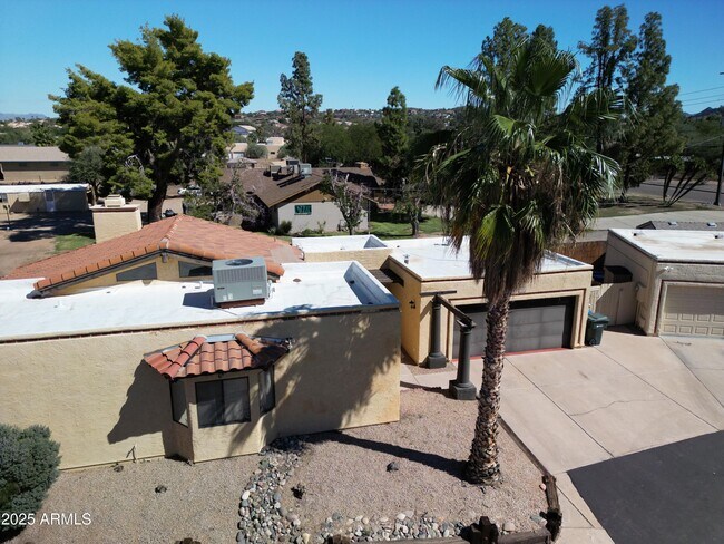 Building Photo - 848 E Roberts Rd