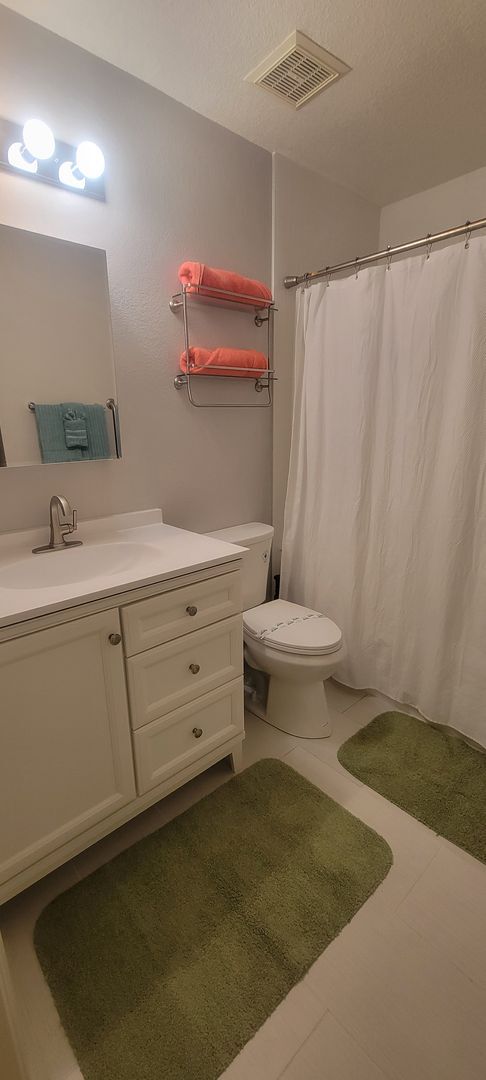 Building Photo - Two bedroom condo - Furnished Seasonal Rental