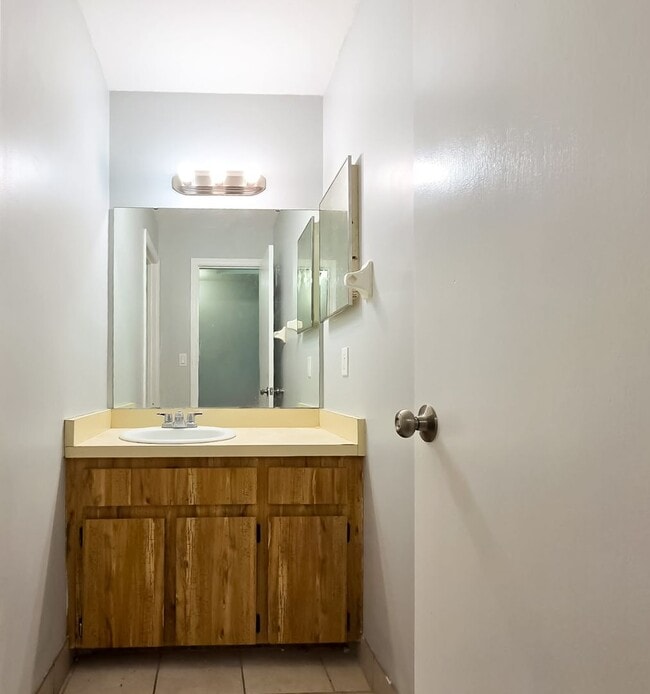 Building Photo - Adorable 2/1.5 in Shellrock Villas