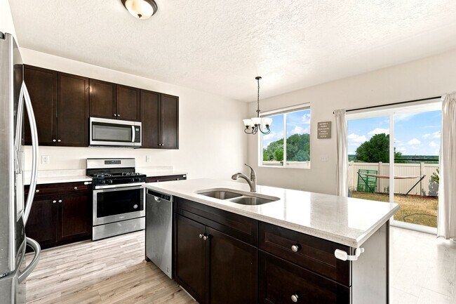 Building Photo - 3 Bedroom 2.5 Bathroom Townhome in Bluffdale!