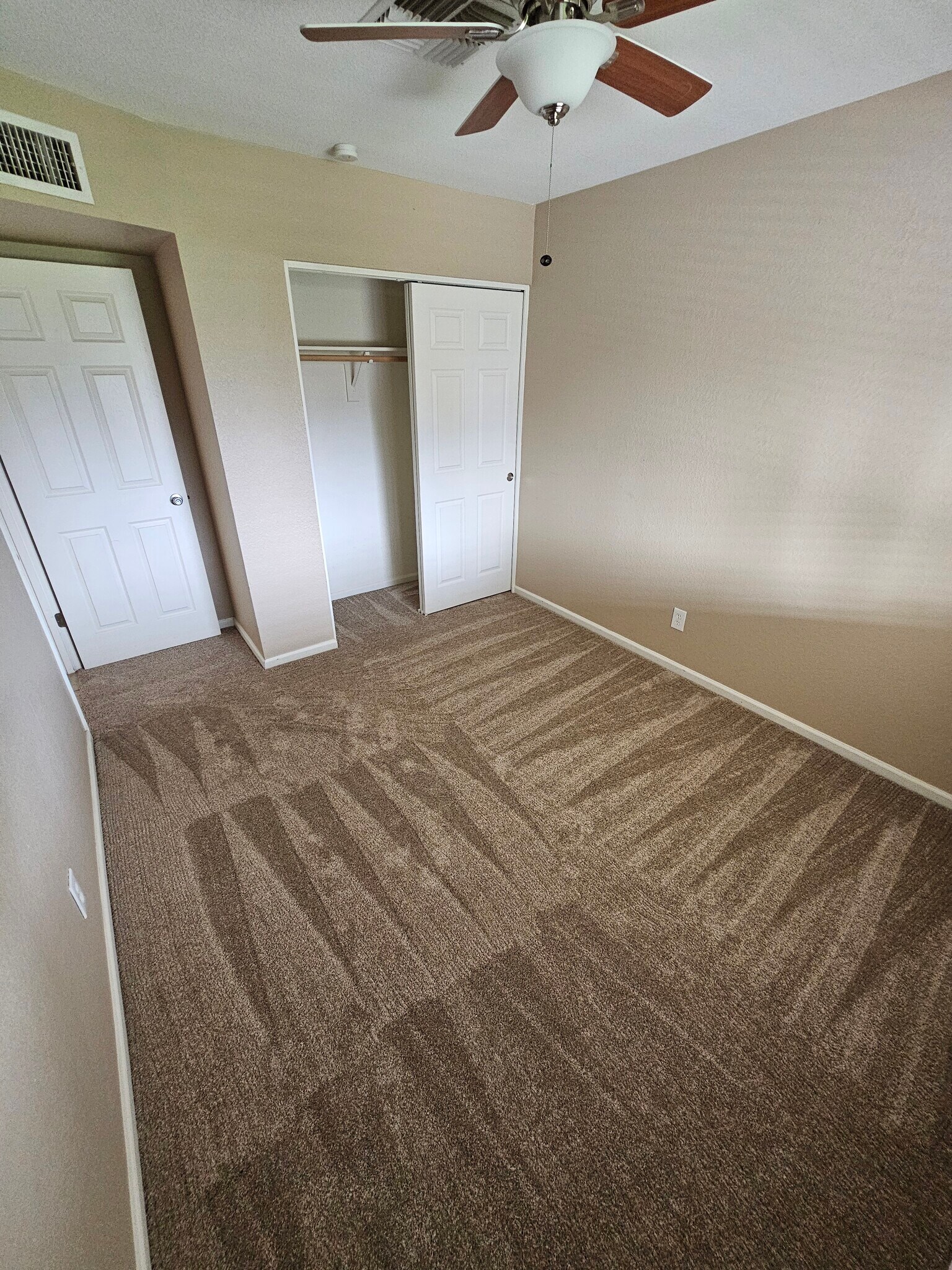 Building Photo - 4945 E Fox St